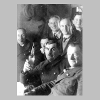 109-0048 Winter 1940-41 im Gasthaus Schroeder in Wargienen. Im Bild Buergermeister Albert Kattelat, Wachtmeister Tamschick, Schmiedemeister Rohde.jpg